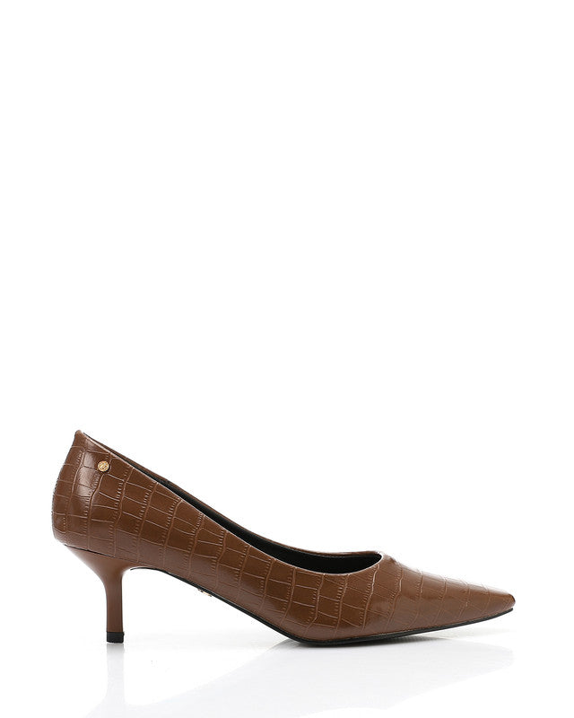Brown high-heeled shoe with a crocodile pattern 